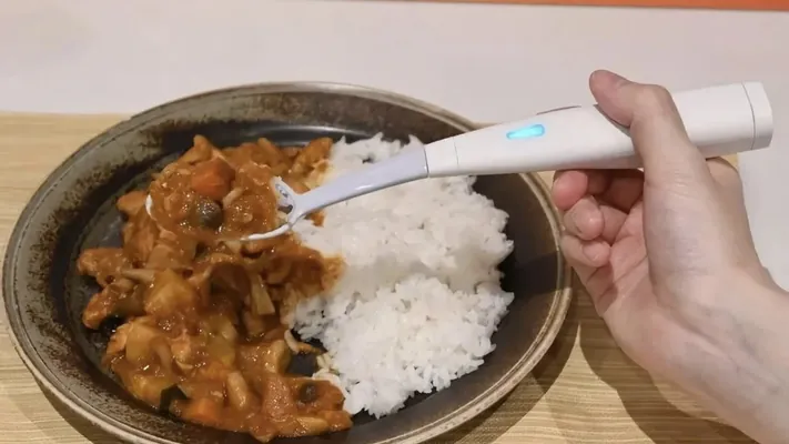 Японцы изобрели «умную» ложку, делающую еду соленой без соли