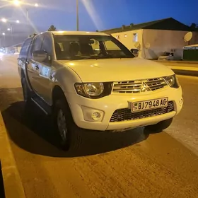 Mitsubishi L200 2012