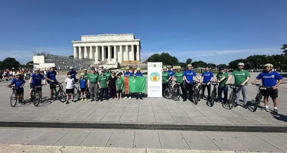 Туркменское посольство организовало в США велопробег и футбольный турнир