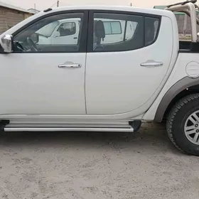 Mitsubishi L200 2011