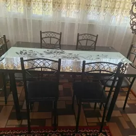 стеклянный стол со стульями
