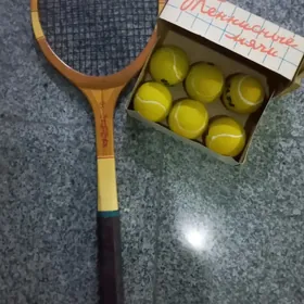 Теннисная ракетка с мячами