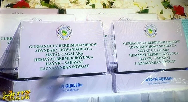 Детям Дворца «Döwletliler köşgi» вручены подарки на День защиты детей