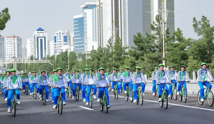 Сердар Бердымухамедов возглавил массовый велопробег в Ашхабаде