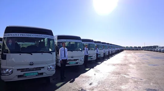 Жители Дашогуза получили 200 новых автобусов в подарок от президента