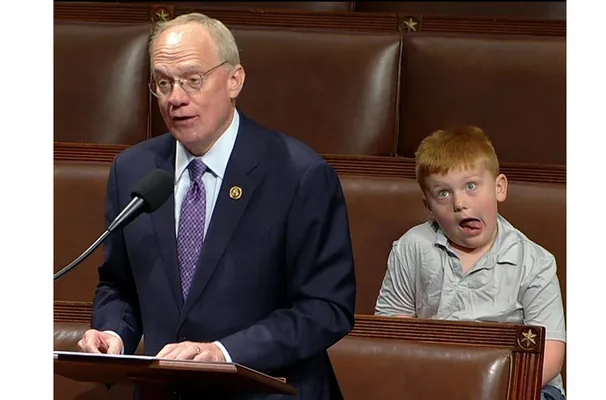 Скучная речь конгрессмена набрала миллионы просмотров благодаря его 6-летнему сыну