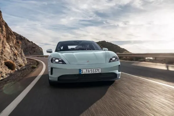 Porsche дарит $4500 за переход с Tesla на Taycan
