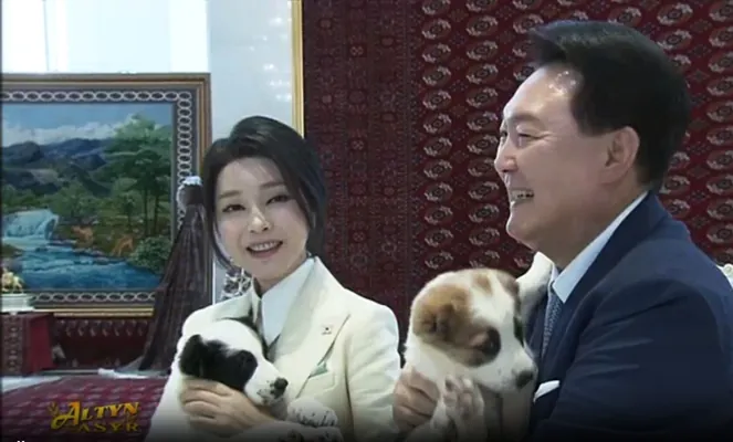 Президенту Республики Корея и его супруге подарили щенков алабая