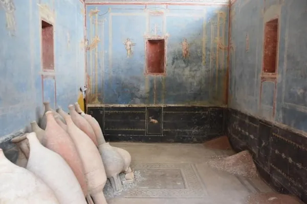 В Помпеях археологи обнаружили комнату с религиозными артефактами