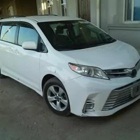 Toyota Sienna 2019