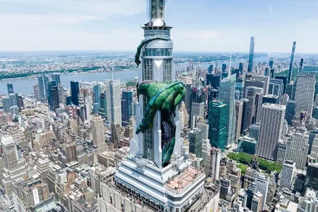 На пике Эмпайр-Стейт-Билдинг в Нью-Йорке разместился гигантский дракон