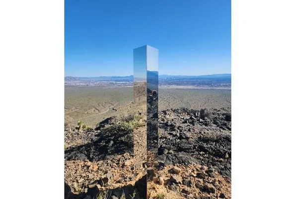 Полиция Невады обнаружила в горах загадочный зеркальный столб