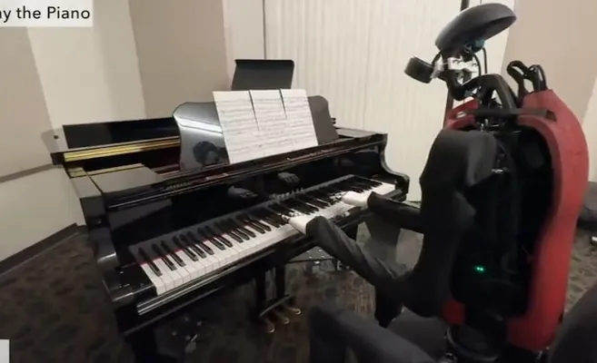 HumanPlus roboty adamlary synlap bokslamagy we pianino çalmagy öwrendi