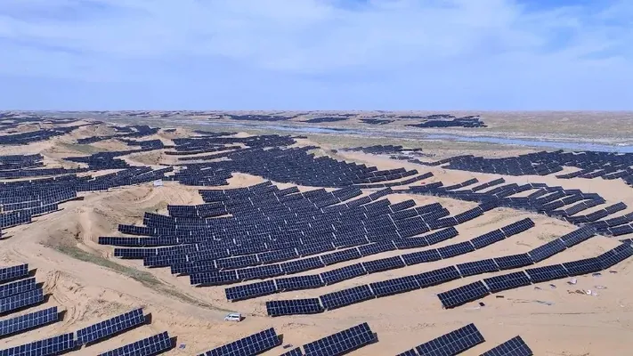 Энергия солнца для 2 млн электромобилей: в Китае открыли крупнейшую солнечную ферму