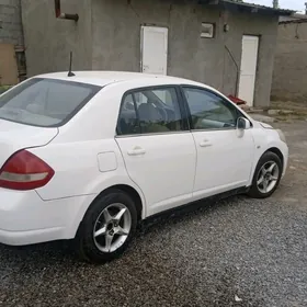 Nissan Tiida 2005