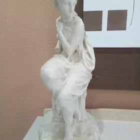 Старинная статуя