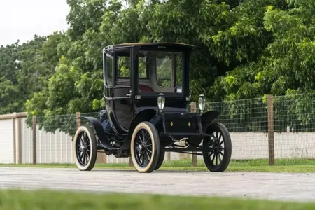 На аукционе продадут раритетный электромобиль 1913 года