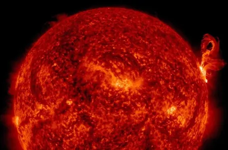 На Солнце произошли три сильные вспышки: они вызвали нарушения КВ-радиосвязи