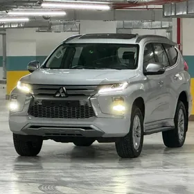 Mitsubishi Pajero 2020