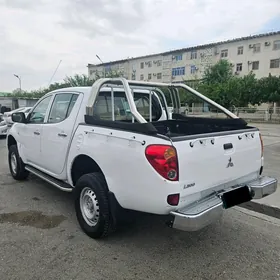 Mitsubishi L200 2012