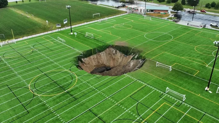 В США посреди футбольного поля образовалась огромная воронка