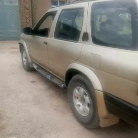 Nissan Pathfinder 1999