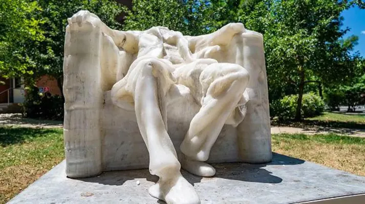 Жара расплавила восковую скульптуру Линкольна в Вашингтоне