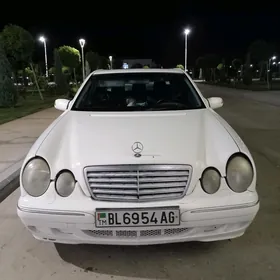 Mercedes-Benz E320 2001