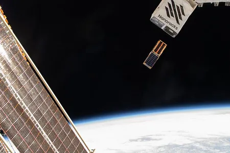 NASA köwüş gutusynyň ölçegindäki iki sany kiçi emeli hemranyň HKS-den çykarylyp goýberilişini görkezdi