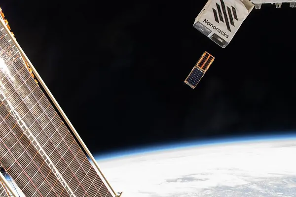 Миссия «обувных коробок»: NASA показали, как с МКС выпустили два мини- спутника