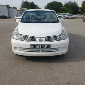 Nissan Tiida 2005