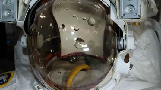 Неисправность в скафандре вынудила NASA отложить выход астронавтов в открытый космос