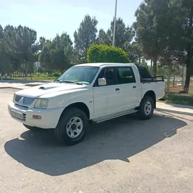 Mitsubishi L200 2005