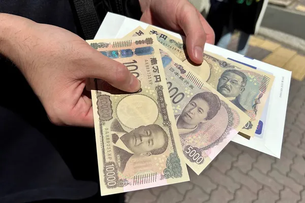 В Японии впервые за 20 лет обновили иеновые банкноты: с защитой от подделок
