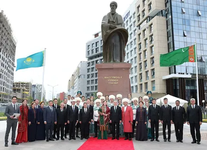 В Астане открыли памятник Махтумкули Фраги при участии Гурбангулы Бердымухамедова