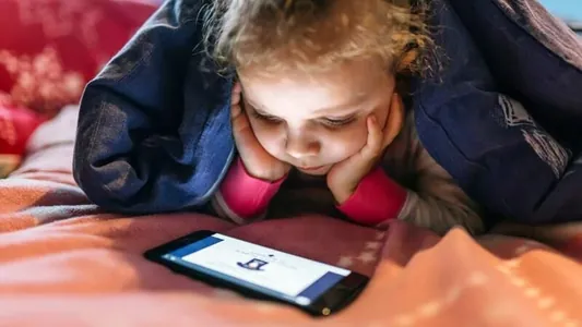 Ученые рассказали, к чему приводит использование смартфона для успокоения детей
