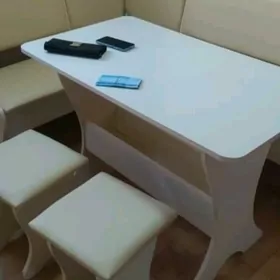 стол и стулья