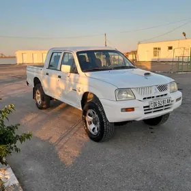 Mitsubishi L200 2005