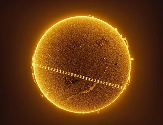 Astrofotograf HKS-iň Günüň öňünden uçup geçişini surata aldy. Kadr sanlyja  sekuntda surata alnyp ýetişildi