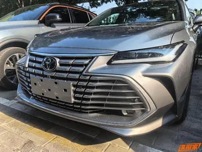Iki görnüşdäki radiator gözenekli täzelenen Toyota Avalon-yň ilkinji suratlary peýda boldy