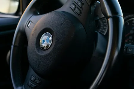 BMW "X5-iň" eýesine gapysyny ýapanda alan şikesi üçin 1,9 million dollar öwez tölegini töledi