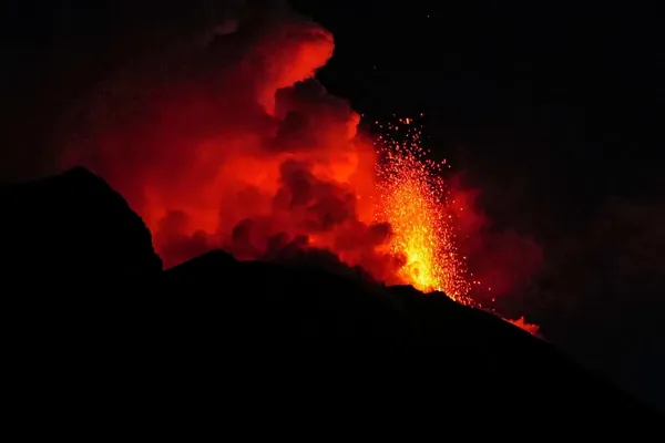 Etna oýandy: Ýewropada hereket edýän iň beýik wulkan 5 km dik ýokaryk kül we tüsse zyňdy