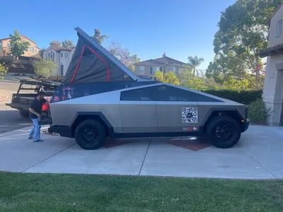 Tesla Cybertruck pikapy üçin çadyr we düşekçe çykaryldy