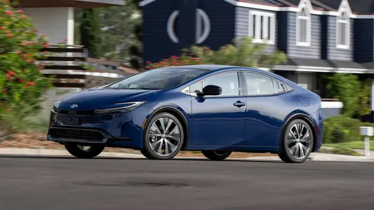 Iýun aýynda Toyota "Prius" modeliniň bary-ýogy 13 sanysyny satdy