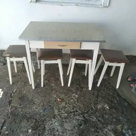 стол кухонный с 4 стульями