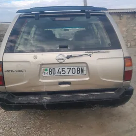 Nissan Pathfinder 1996