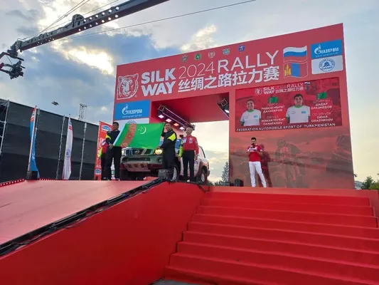 Туркменские гонщики завоевали серебро и бронзу на ралли «Шелковый путь»