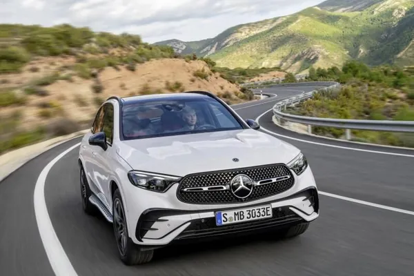 Mersedes-Benz nädogry berkidilen boltlar we ýangyn döremek töwekgelçiligi sebäpli GLC 300 4Matic-i yzyna çagyrýar