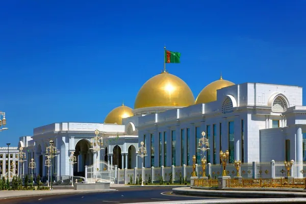 Новый посол Казахстана вручил президенту Туркменистана верительные грамоты