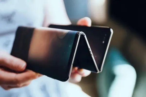Huawei ilkinji üç panelli eplenýän smartfonyny çykarmaga taýýarlanýar